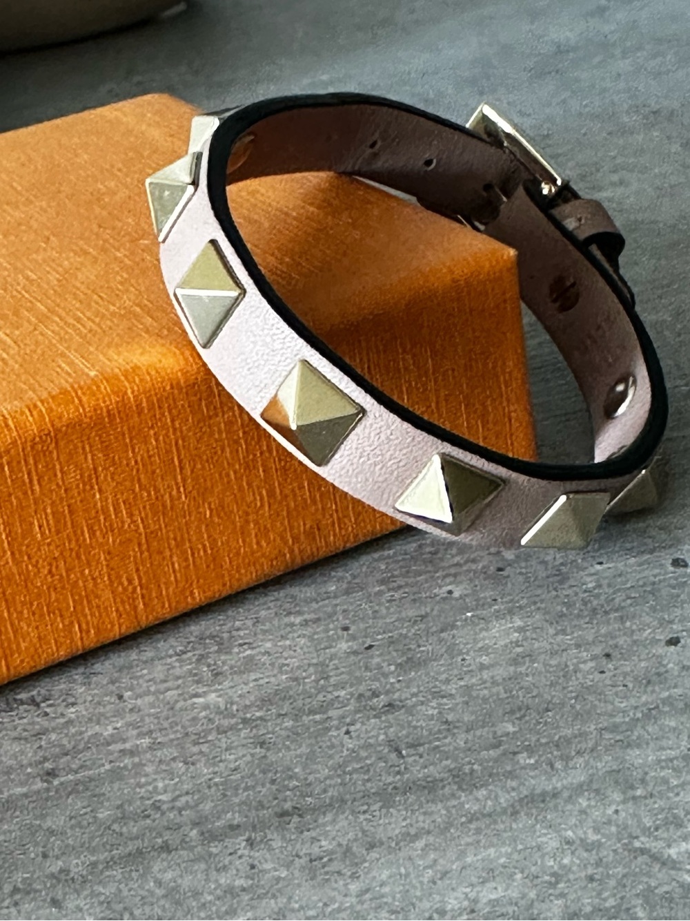 Valentino Garavani rockstud bracelet in Poudre in gold tone studded - Picture 9 of 11